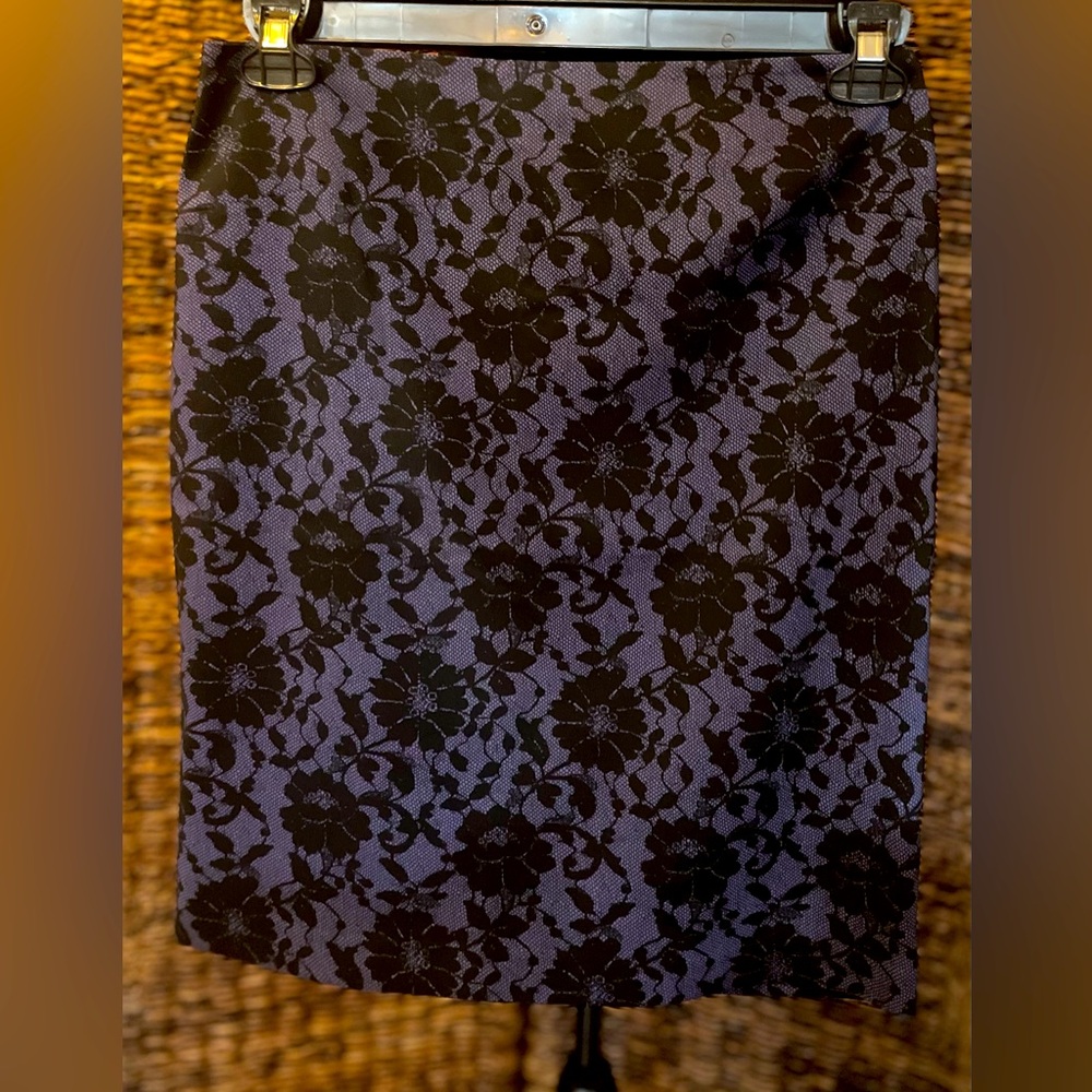 Sz 7/8, high waisted stretch skirt. Slit in back as pictured